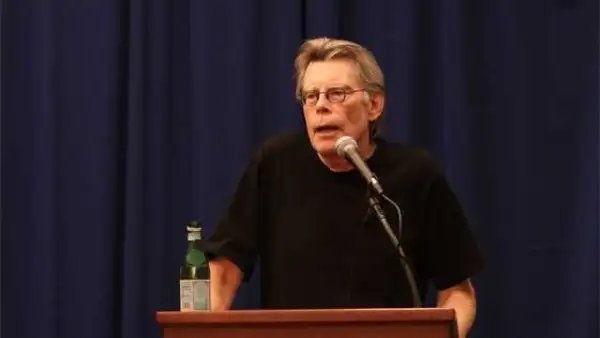 Stephen King lee en vivo el cuento «Más allá»